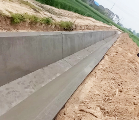 2019年5月湖北省潜江市现浇梯形渠施工现场